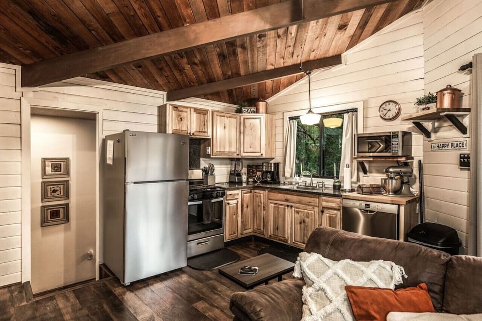 Classic mountain cabin nestled among the pines—private deck and peaceful views await at Peak in the Pines.