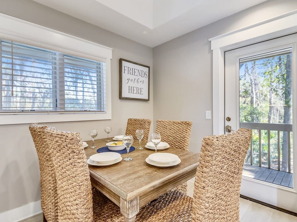 Dining Table with Seating for Five at 21 Canvasback