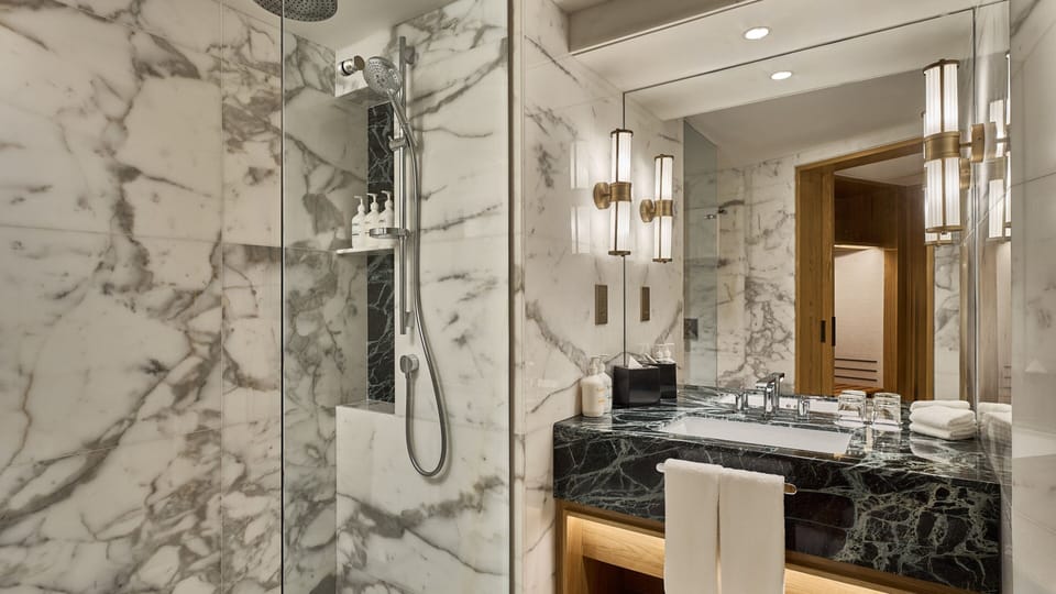 Junior Suite, 1 King Bed | Bathroom | Shower, hydromassage showerhead, eco-friendly toiletries, hair dryer