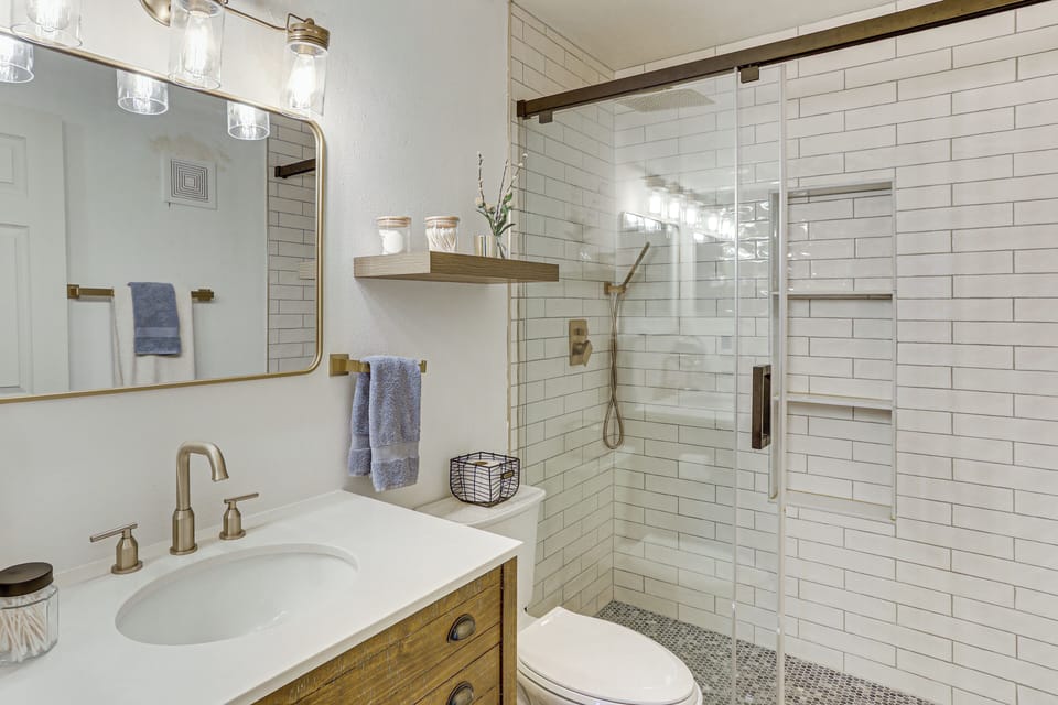 Full Bathroom | 2nd Floor