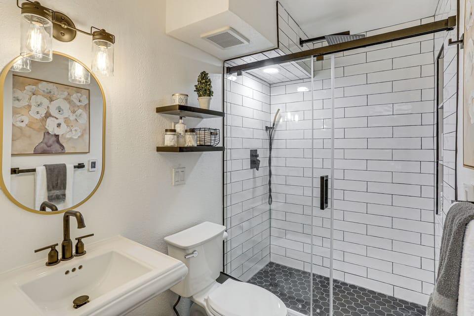 En-Suite Bathroom | 2nd Floor | Towels Provided