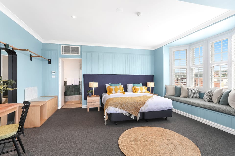 Bay Suite, 1 King Bed | In-room safe, iron/ironing board, free WiFi, bed sheets
