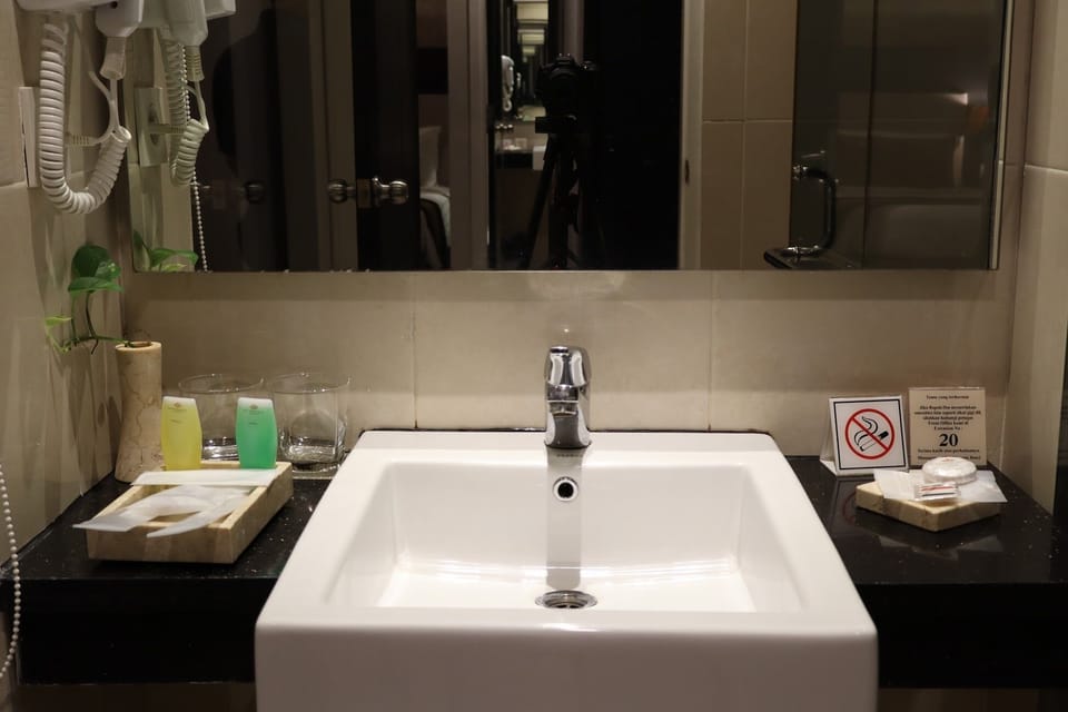 Shower, rainfall showerhead, free toiletries, towels