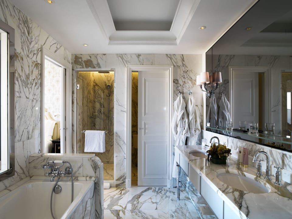 Premium Suite | Bathroom | Separate tub and shower, hydromassage showerhead, free toiletries