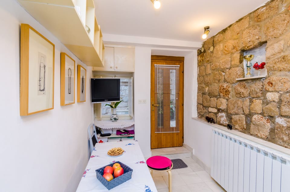 Apartment (Two Bedroom Apartment with City View) | In-room dining