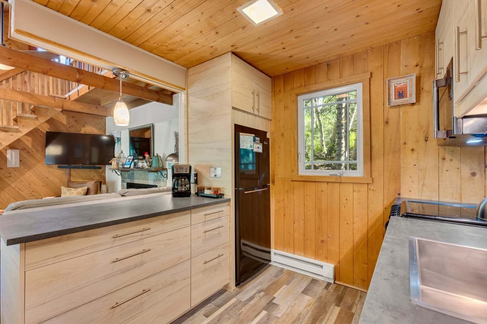 -Dishwasher
-Refrigerator
-Drip Coffee Maker
-Microwave
-Oven and Stove Top
