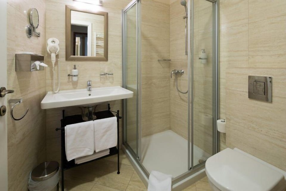 Deluxe Room | Bathroom | Shower, free toiletries, hair dryer, bathrobes