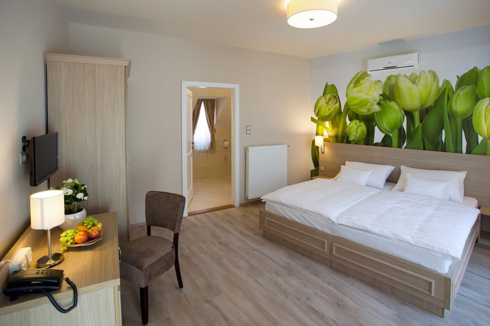 Triple Room | Minibar, in-room safe, desk, blackout drapes