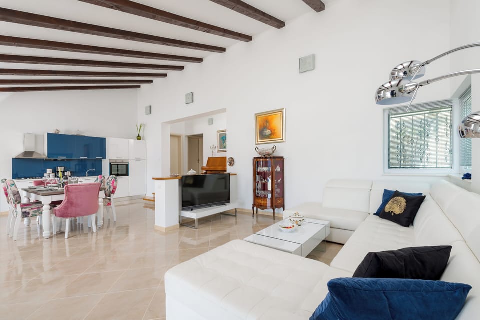 Villa (Luxury Villa) | Living room | TV