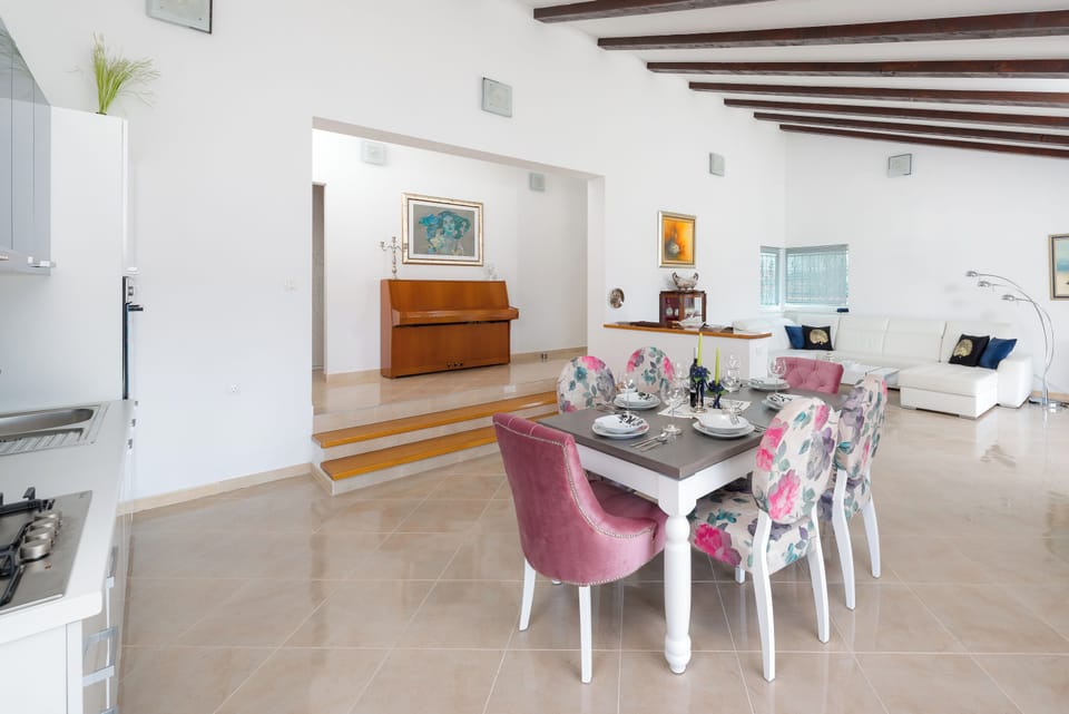 Villa (Luxury Villa) | Dining room