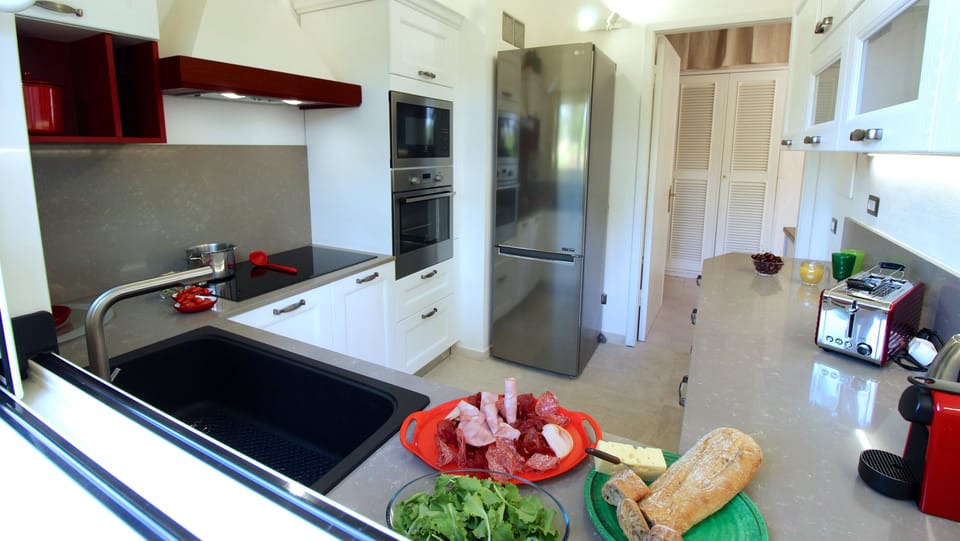 Full-size fridge, oven, stovetop, dishwasher