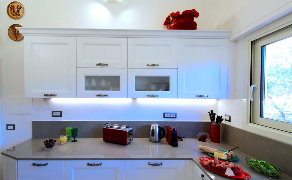 Full-size fridge, oven, stovetop, dishwasher