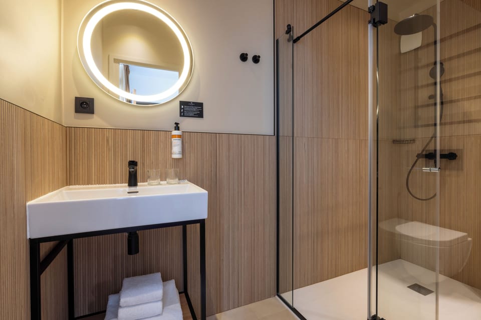 Family Room | Bathroom | Shower, hair dryer, towels