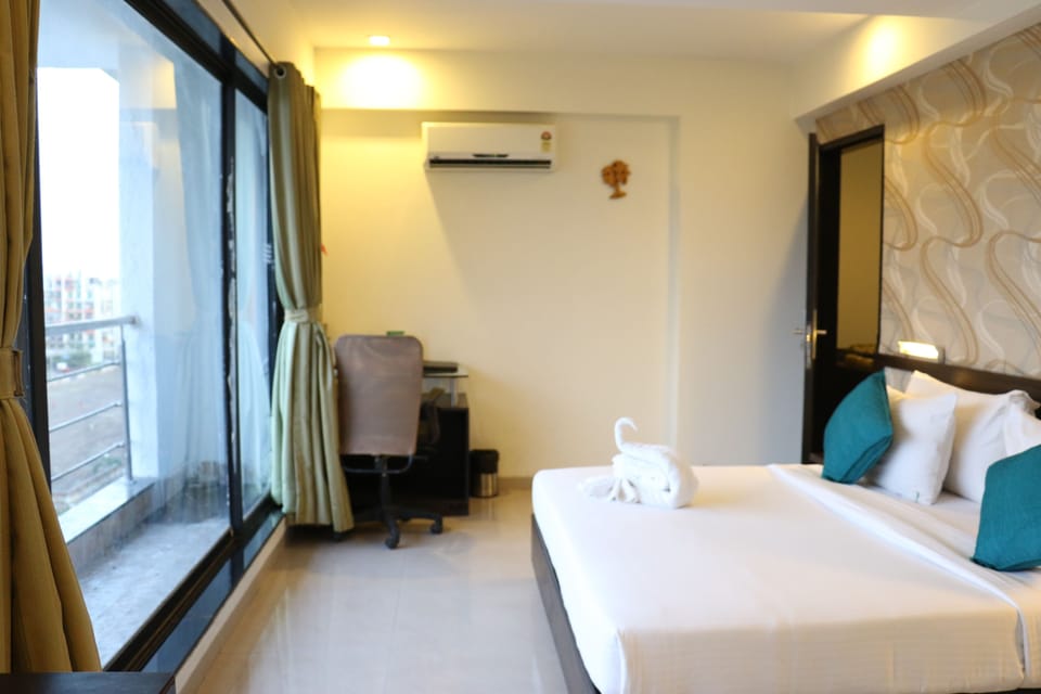 Grace Room S Apt | Minibar, in-room safe, individually furnished, desk