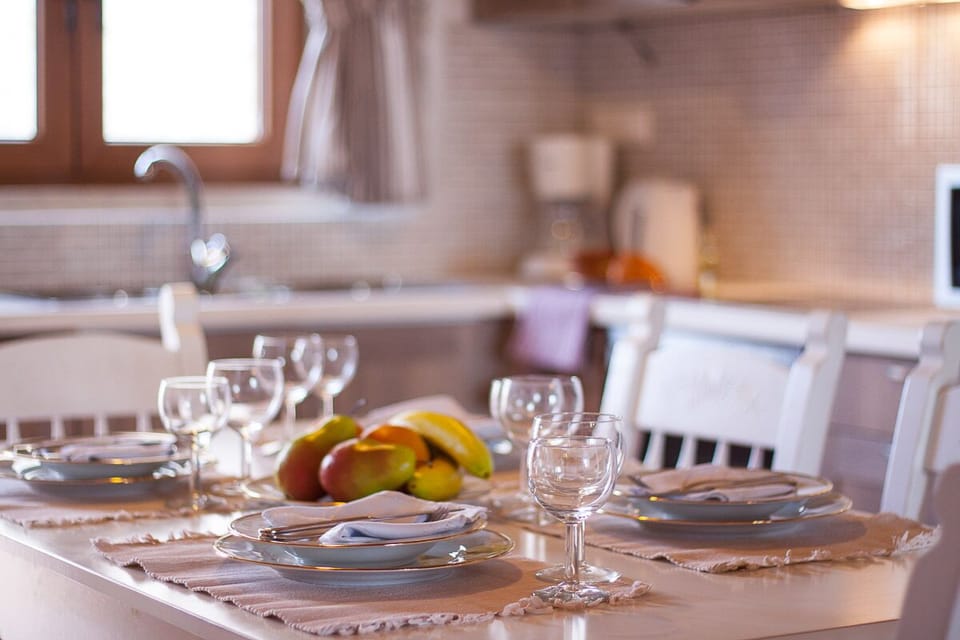 Dining table lovely detail!