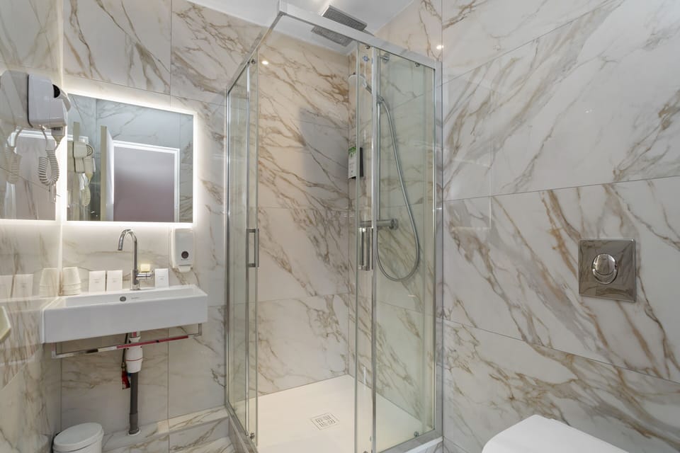 Executive Triple Room, Balcony | Bathroom | Free toiletries, hair dryer, towels