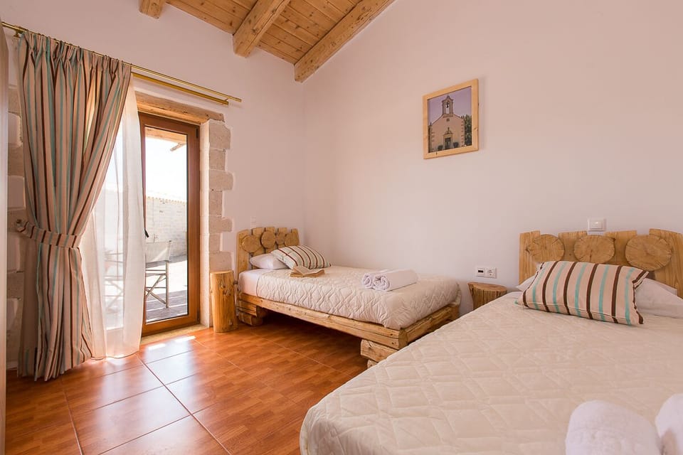 Twin bedroom with with direct access to the terrace.