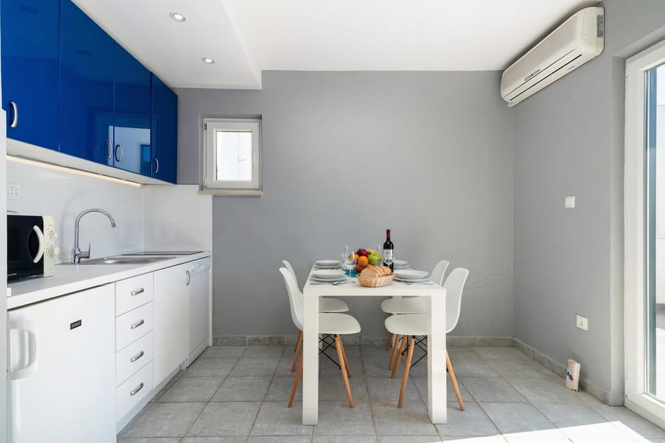 Family Villa, 6 Bedrooms, Balcony, Sea Facing (Pool Villa Sine /w Panoramic Sea View) | Dining