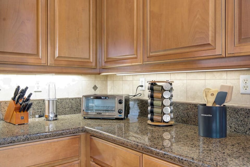 Toaster, blender, utensils, knife set & all the spices you need to cook or bake your favorite meals