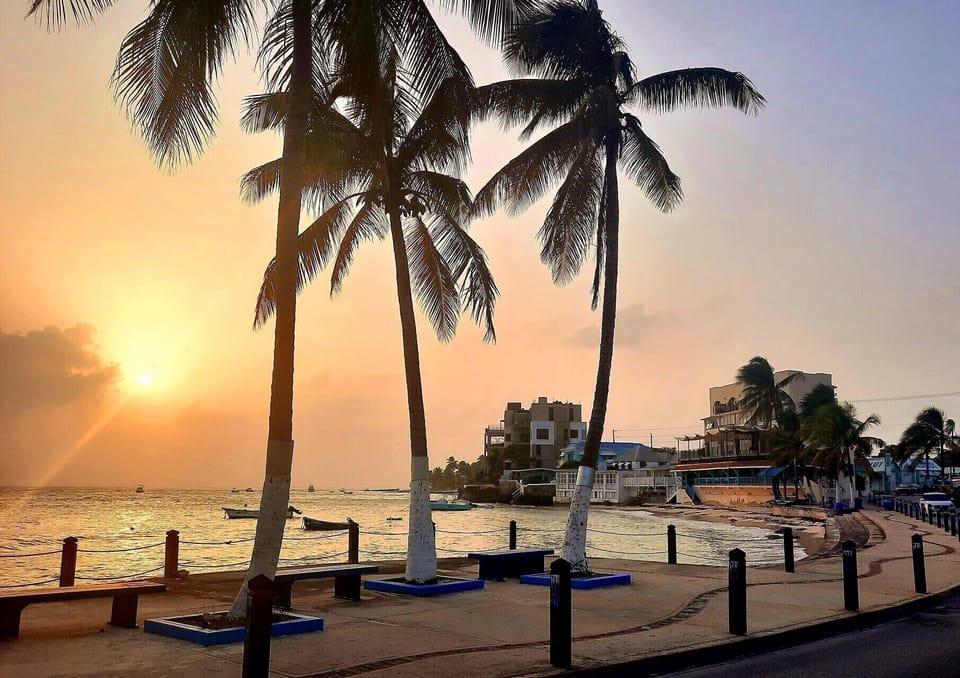 Sunset views from St Lawrence Bay-1 min walk from Feliz City! 
