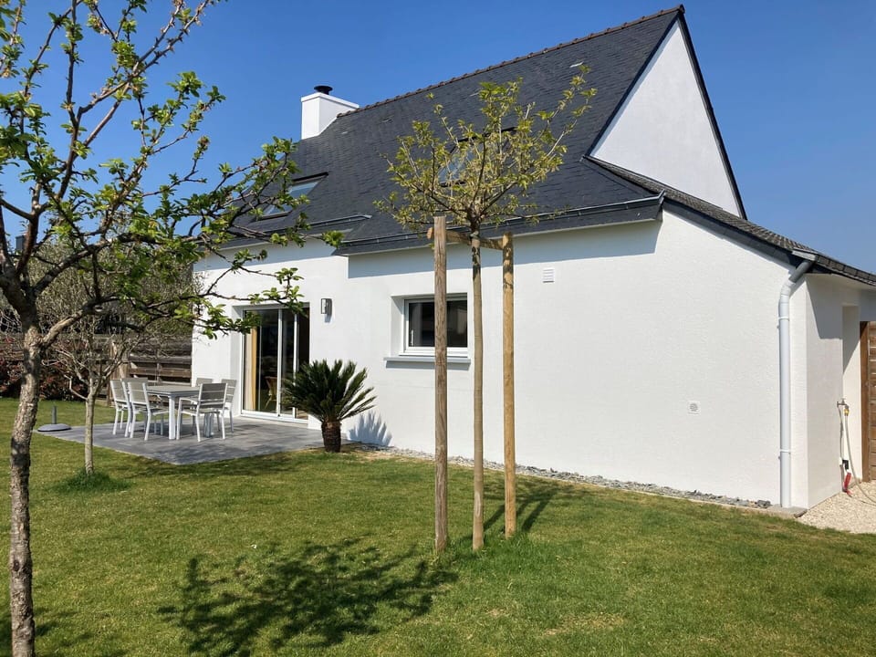 Sky, Plant, Building, Shade, House, Land Lot, Tree, Lighting, Architecture, Cottage