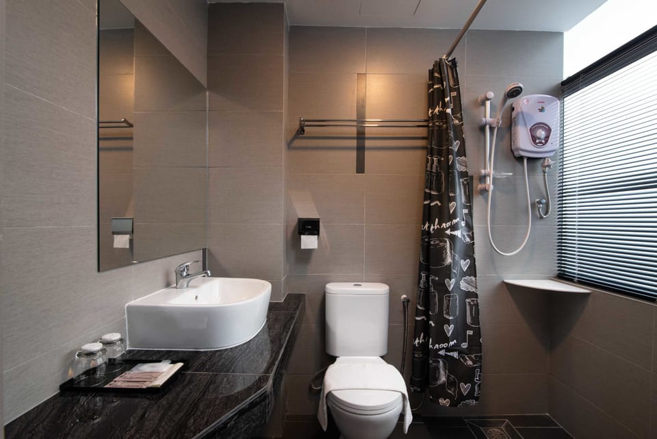 Deluxe Twin Room, 2 Twin Beds | Minibar, in-room safe, desk, free WiFi