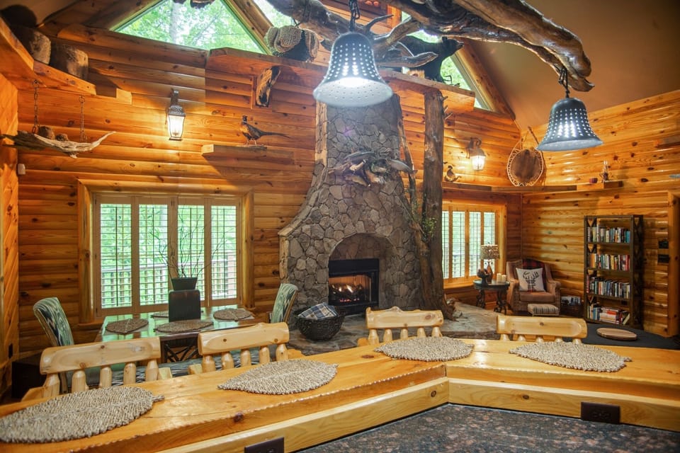 Cabin, 3 Bedrooms | Dining