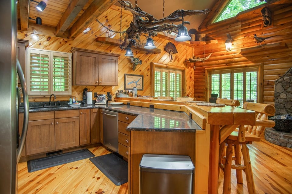 Cabin, 3 Bedrooms | Private kitchen | Fridge, oven, coffee/tea maker, toaster
