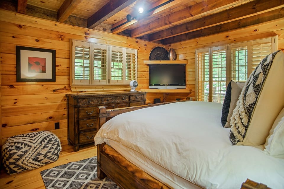 Iron Mountain Lodge 3 Bedroom Cabin by RedAwning House in Watauga Lake