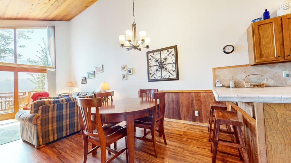 Condo, 2 Bedrooms | Dining