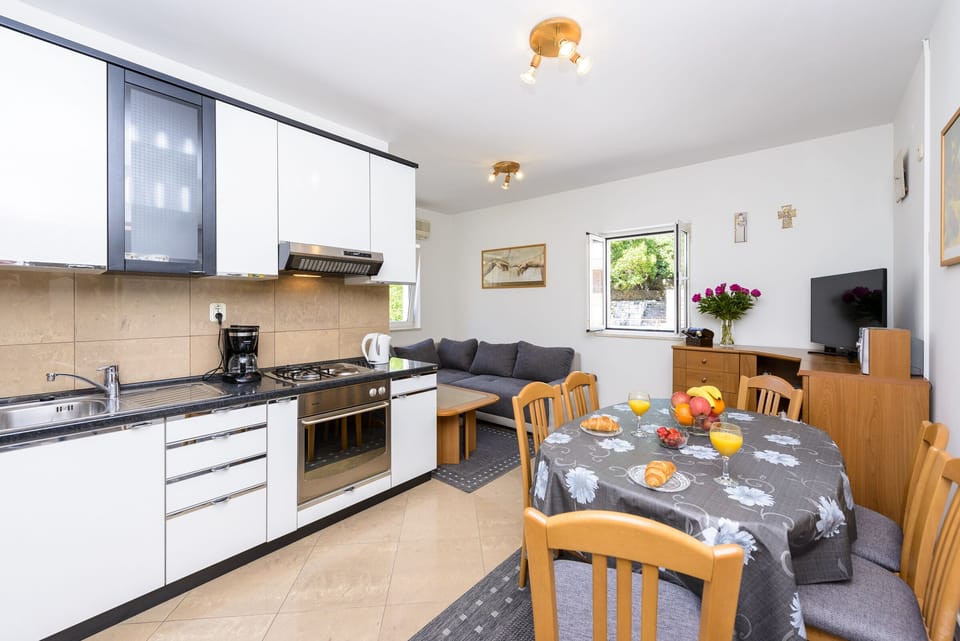 Apartment (Two Bedroom Apartment) | Dining room
