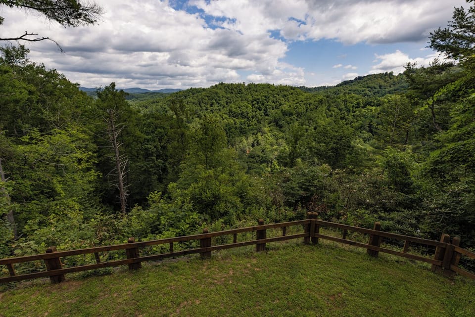 The property sits amid rolling mountains blanketed in lush forest, offering a peaceful natural setting far from city bustle.