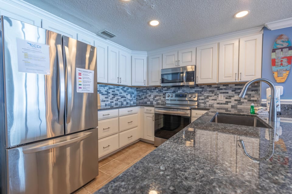 Fully stocked kitchen, newly renovated!