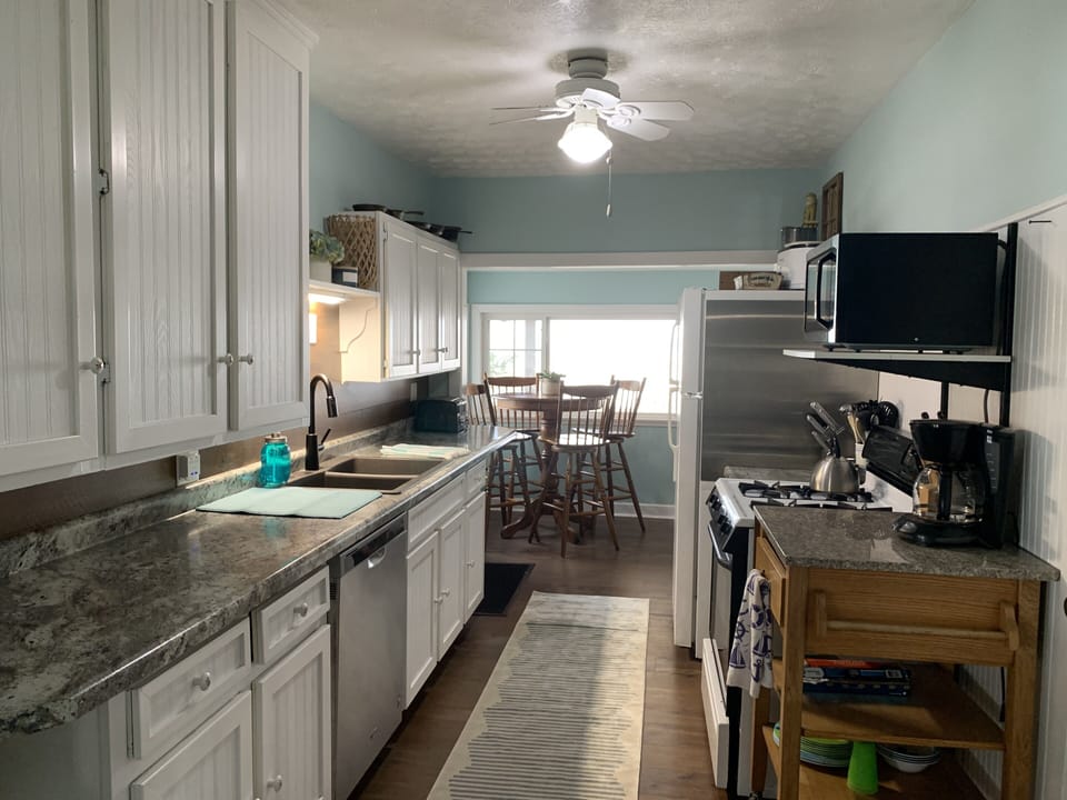 Fully stocked kitchen w/ Keurig + Ground Coffee Pot
