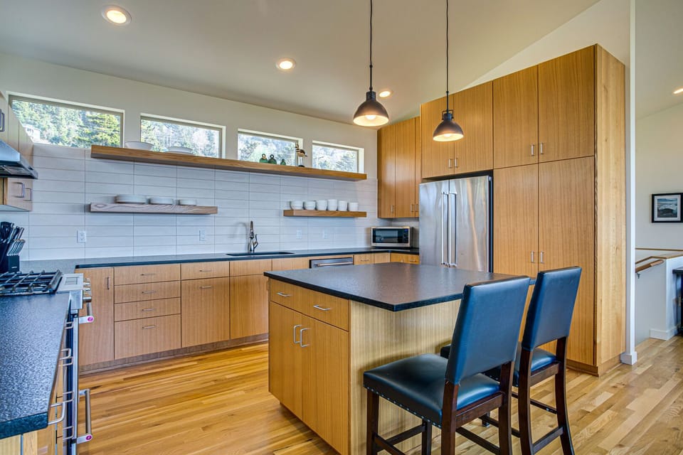 You're shore to love this state of the art kitchen with stainless steel appliances.
