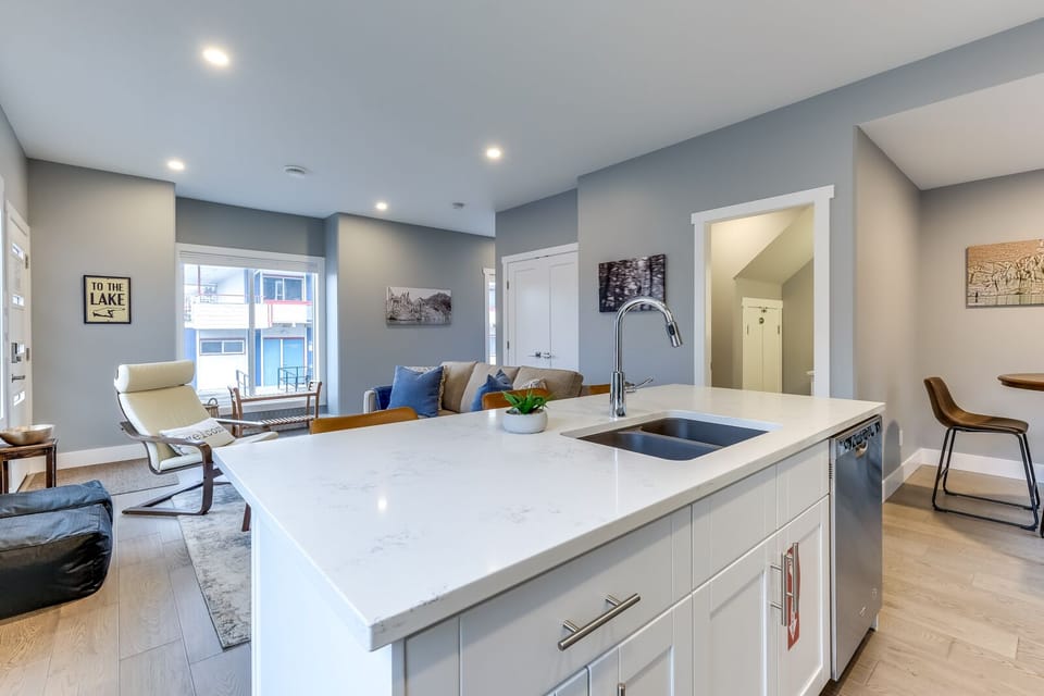 Great layout for mingling with your family / small group