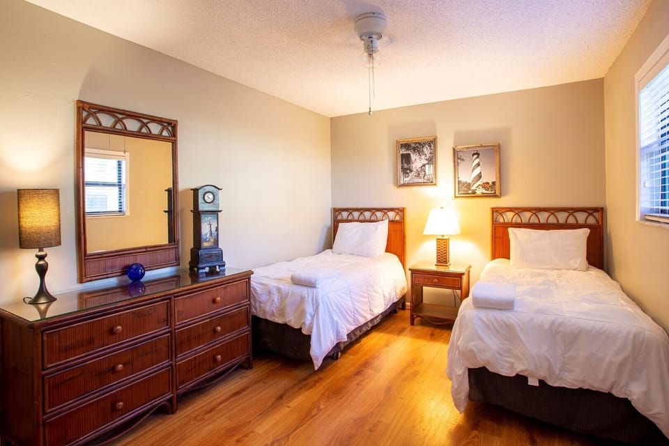 Guest Bedroom with Twin Beds- Sleeps 2