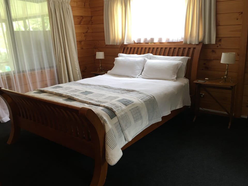 Bedroom 1 has queen bed with ensuite 