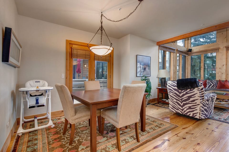 Dining Area with seating for four