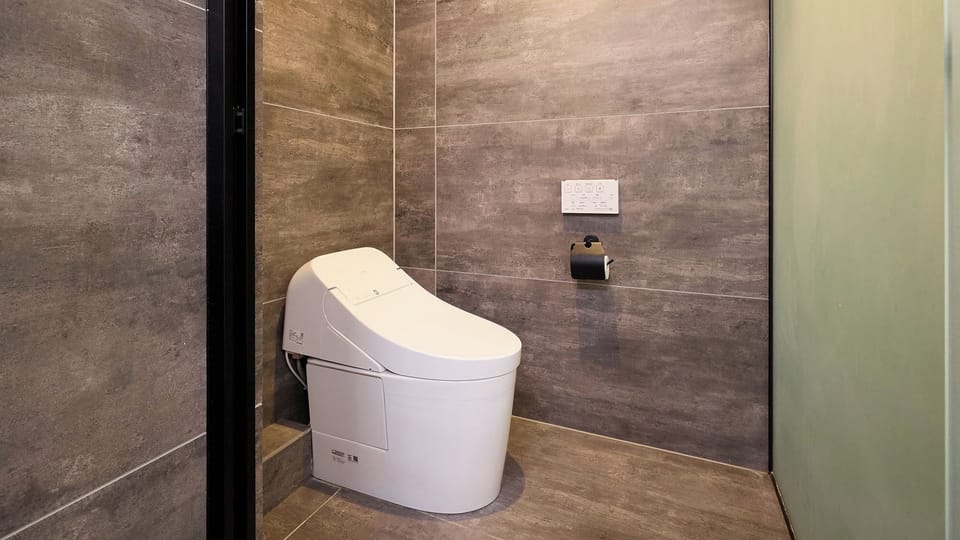 ・[Deluxe Room (view of Mt. Fuji)] The spacious toilet has a warm water washing function. You can use it comfortably.