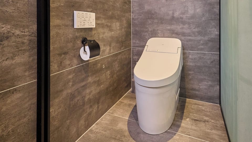 ・[Standard Japanese-Western Room] The toilet is equipped with a warm water washing function, so you can use it comfortably.