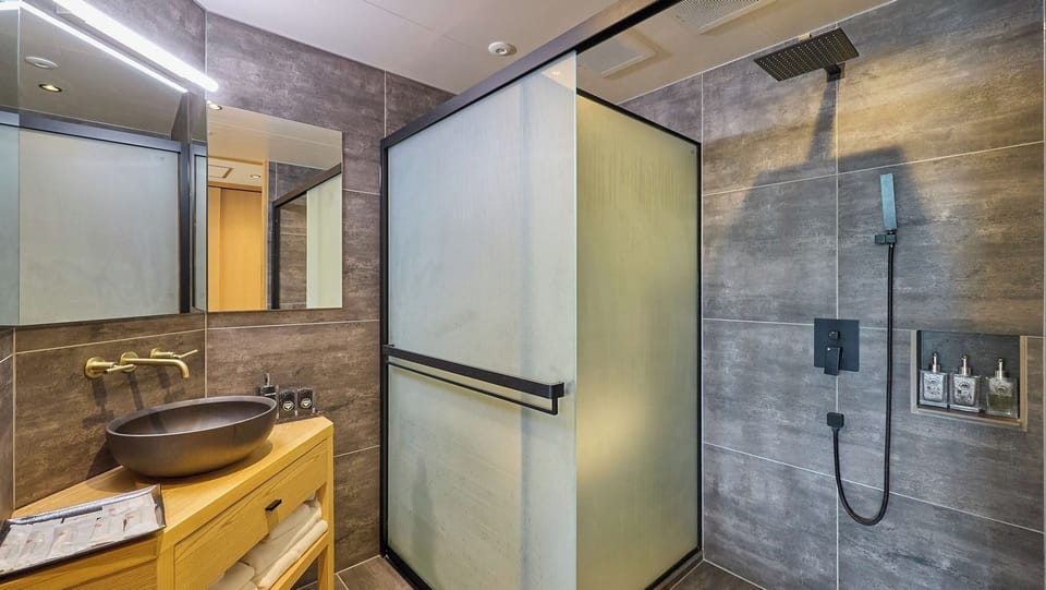 ・[Standard Japanese-Western Room] A bathroom with a chic atmosphere. The shower room is spacious and you can take a relaxing bath.