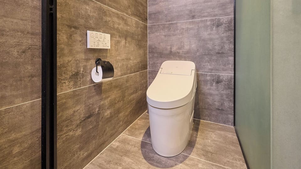 ・[Standard Japanese-Western Room (Mt. Fuji view)] The toilet is equipped with a warm water washing function, so you can use it comfortably.