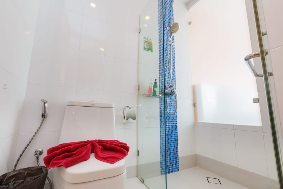 Deluxe Room, Pool Access | Bathroom | Shower, rainfall showerhead, hair dryer, slippers
