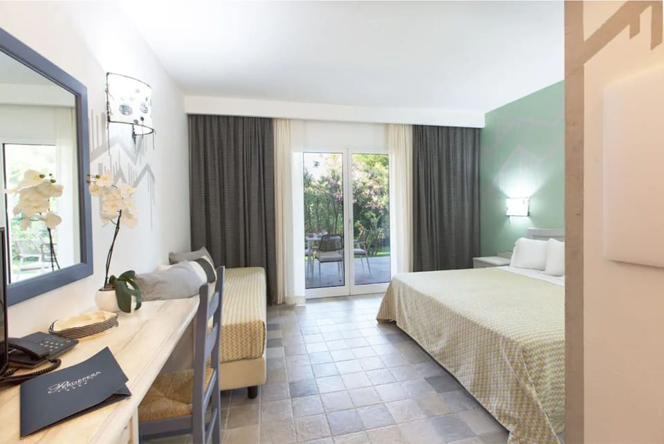 Minibar, in-room safe, WiFi (free), bed sheets