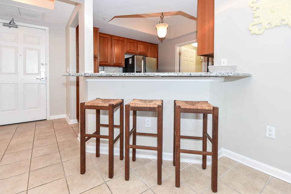Silver Beach Towers West 1502- Breakfast Bar