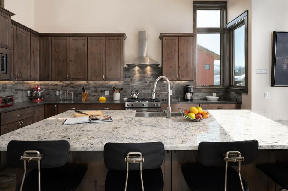 Seating for four at the breakfast bar