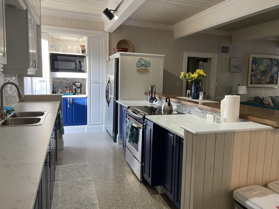 Fully-equipped kitchen with coffee bar!