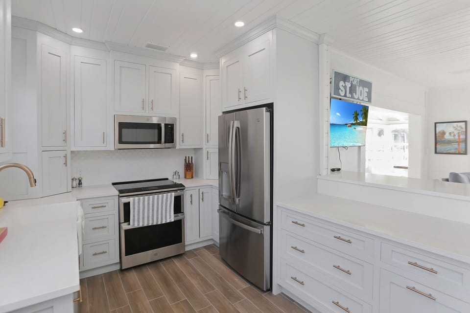 Kitchen with Bar