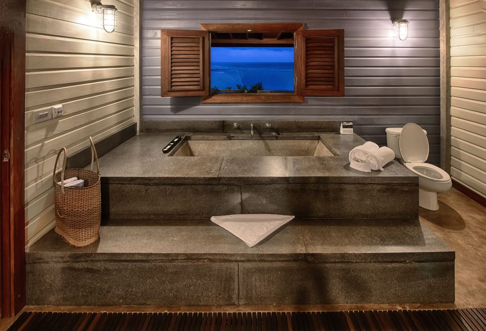 Deep soaking bathtub